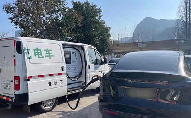 托克托汽车搭电
